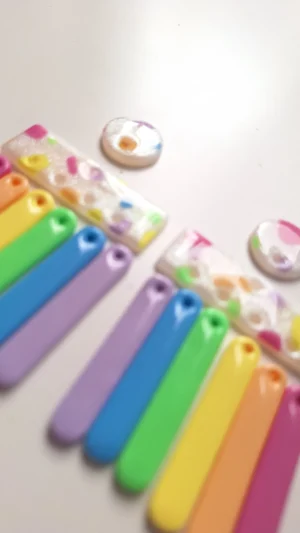 Arcoiris_pendiendes_grita_libertad_sanzu_artesania_ligeros_arcilla_polimerica_orgullo_