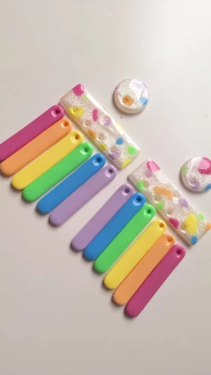Arcoiris_pendiendes_grita_libertad_sanzu_artesania_ligeros_arcilla_polimerica_orgullo_