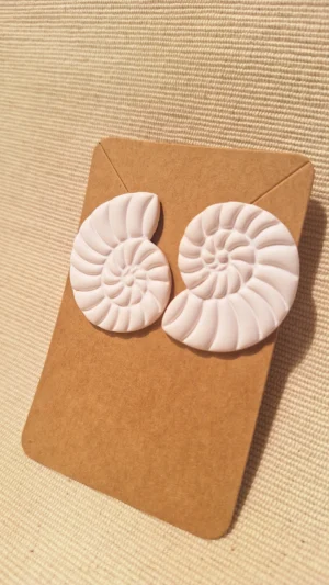 Conchita_blanca-grande_Sanzu_Artesania_pendientes_liegeros_arcilla_hechoamano