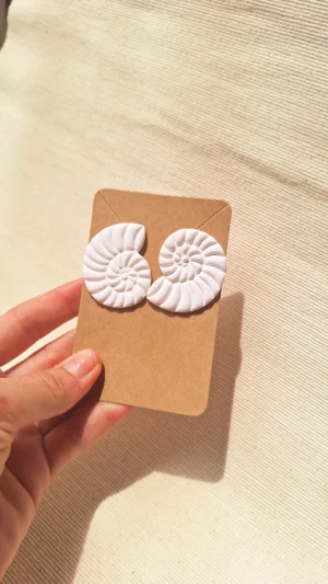 Conchita_blanca-grande_Sanzu_Artesania_pendientes_liegeros_arcilla_hechoamano