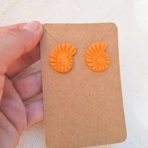 Conchita_naranja_Pequeña_Sanzu_Artesania_pendientes_liegeros_arcilla_hechoamano