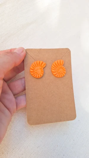Conchita_naranja_Pequeña_Sanzu_Artesania_pendientes_liegeros_arcilla_hechoamano