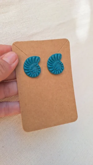 Conchita_agua marina_Pequeña_Sanzu_Artesania_pendientes_liegeros_arcilla_hechoamano