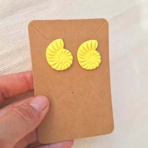 Conchita_amarilla_Pequeña_Sanzu_Artesania_pendientes_liegeros_arcilla_hechoamano