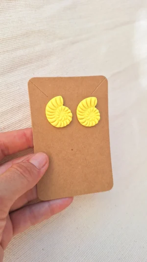 Conchita_amarilla_Pequeña_Sanzu_Artesania_pendientes_liegeros_arcilla_hechoamano