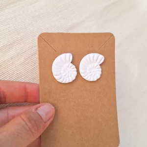 Conchita_Blanca _Pequeña_Sanzu_Artesania_pendientes_liegeros_arcilla_hechoamano
