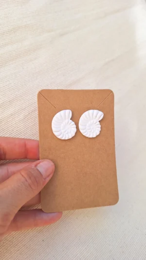 Conchita_Blanca _Pequeña_Sanzu_Artesania_pendientes_liegeros_arcilla_hechoamano