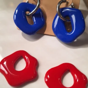 coleccion_otoño_Tus_Aros_Tus_Reglas_tamaño_mediano_hoja_otolñal_pendientes_artesanos:arcilla_polimerica_ligeros_colores_en_invierno
