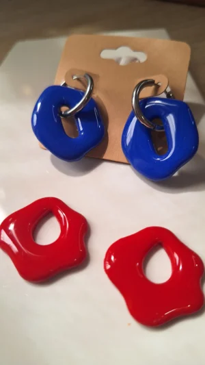 coleccion_otoño_Tus_Aros_Tus_Reglas_tamaño_mediano_hoja_otolñal_pendientes_artesanos:arcilla_polimerica_ligeros_colores_en_invierno