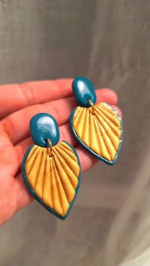 coleccion_otoño_tamaño_mediano_hoja_otolñal_pendientes_artesanos:arcilla_polimerica_ligeros_colores_en_invierno