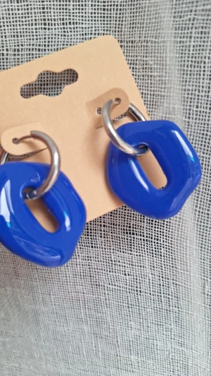 coleccion_otoño_Tus_Aros_Tus_Reglas_tamaño_mediano_hoja_otolñal_pendientes_artesanos:arcilla_polimerica_ligeros_colores_en_invierno