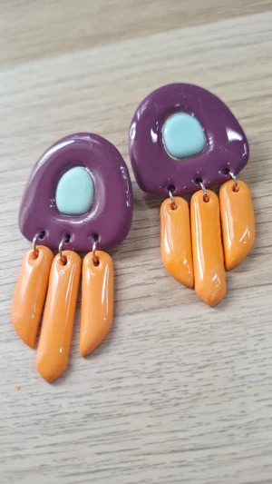 coleccion_otoño_medusa_tamaño_grande_pendientes_artesanos:arcilla_polimerica_ligeros_colores_en_invierno